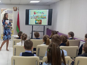 Литературно-фольклорная минутка  «Прыляцелі госці, селі на памосце»