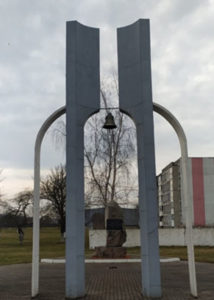 Стела-арка на братской могиле узников концентрационного лагеря советских военнопленных и мирных граждан