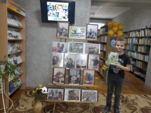 Библиотечная фотовитрина «Мама, папа, книга, я – неразлучные друзья»