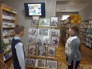 Библиотечная фотовитрина «Мама, папа, книга, я – неразлучные друзья»