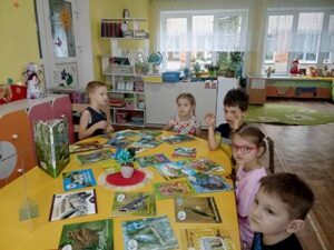 Игра-минутка «Пернатые обитатели земли»