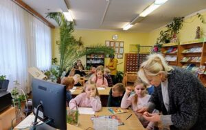 Библиотечное занятие «Кто стучится в дверь ко мне: газеты и журналы для детей»