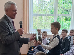 Творчая сустрэча з беларускім пісьменнікам-лаўрэатам літаратурнай прэміі імя Васіля Віткі Іванам Карэндам «Азбука Перамогі Івана Карэнды»