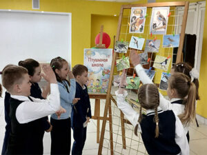 Литературно-фольклорная минутка  «Прыляцелі госці, селі на памосце»