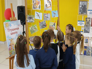 Литературно-фольклорная минутка  «Прыляцелі госці, селі на памосце»