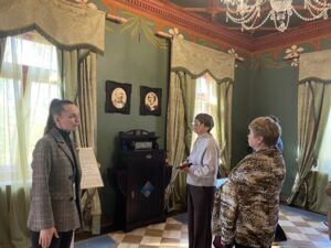 Экскурсионная поездка в Лошицкий усадебно-пароквый комплекс и музейный комплекс старинных народных ремесел и технологий «Дудутки»