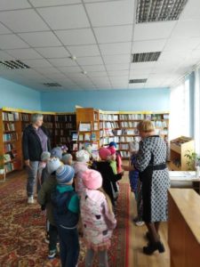 Экскурсия по библиотеке «Улыбнитесь книжки, к вам пришли детишки»