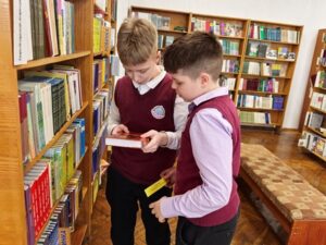 Библиотечное занятие «А ларчик просто открывался: выбор книг, информационные запросы»