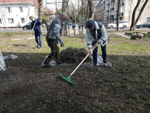 Память, которую берегут: библиотекари Слуцкой районной центральной библиотеки ухаживают за территорией у памятного знака узникам Слуцкого гетто 
