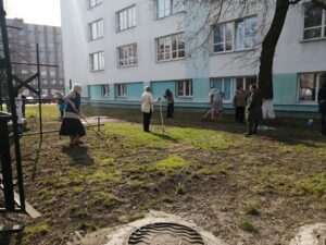 Память, которую берегут: библиотекари Слуцкой районной центральной библиотеки ухаживают за территорией у памятного знака узникам Слуцкого гетто 