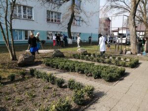 Память, которую берегут: библиотекари Слуцкой районной центральной библиотеки ухаживают за территорией у памятного знака узникам Слуцкого гетто 