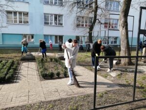 Память, которую берегут: библиотекари Слуцкой районной центральной библиотеки ухаживают за территорией у памятного знака узникам Слуцкого гетто 