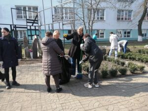 Память, которую берегут: библиотекари Слуцкой районной центральной библиотеки ухаживают за территорией у памятного знака узникам Слуцкого гетто 