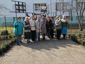 Память, которую берегут: библиотекари Слуцкой районной центральной библиотеки ухаживают за территорией у памятного знака узникам Слуцкого гетто 