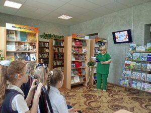 Литературно-развлекательный час «Будем с книгами дружить»