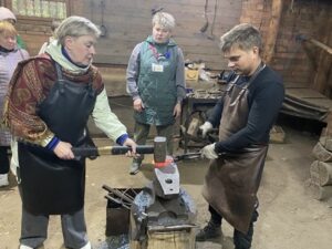 Экскурсионная поездка в Лошицкий усадебно-пароквый комплекс и музейный комплекс старинных народных ремесел и технологий «Дудутки»