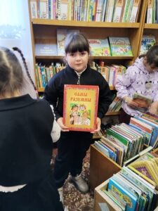 Игровую программу «Вместе почитаем, вместе поиграем»