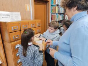 Библиотечное занятие «В царстве книжном очутиться, да чтоб там не заблудиться: справочно-библиографический аппарат библиотеки, выбор книг»