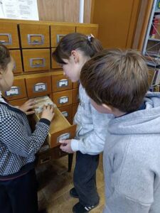 Библиотечное занятие «В царстве книжном очутиться, да чтоб там не заблудиться: справочно-библиографический аппарат библиотеки, выбор книг»