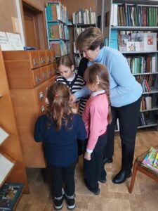 Библиотечное занятие «В царстве книжном очутиться, да чтоб там не заблудиться: справочно-библиографический аппарат библиотеки, выбор книг»