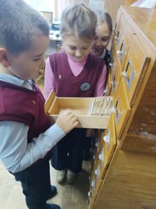 Библиотечное занятие «В царстве книжном очутиться, да чтоб там не заблудиться: справочно-библиографический аппарат библиотеки, выбор книг»