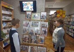 Библиотечная фотовитрина «Мама, папа, книга, я – неразлучные друзья»