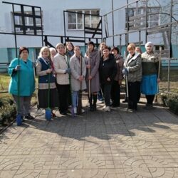 Память, которую берегут: библиотекари Слуцкой районной центральной библиотеки ухаживают за территорией у памятного знака узникам Слуцкого гетто