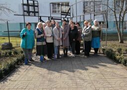 Память, которую берегут: библиотекари Слуцкой районной центральной библиотеки ухаживают за территорией у памятного знака узникам Слуцкого гетто