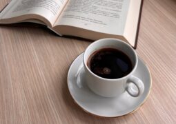 Гость библиотеки: подкаст «Нескучно про чтение» «Как подполковник милиции стал душой белорусской песни? Честный разговор о жизни, стихах и праве на ошибку»