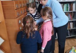 Библиотечное занятие «В царстве книжном очутиться, да чтоб там не заблудиться: справочно-библиографический аппарат библиотеки, выбор книг»